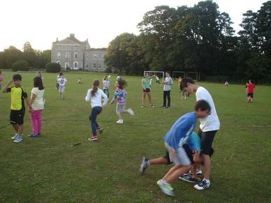 Spiel und Spaß im Park von Moreton Hall, Englisch Sprachschule Cambridge