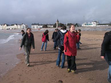 Strandspaziergang nach dem Unterricht – Englisch Schüler Sprachschule Exeter