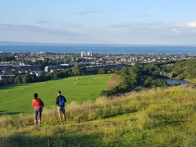 Blick aus dem Grünen über Edinburgh, Englisch Sprachreisen für Erwachsene