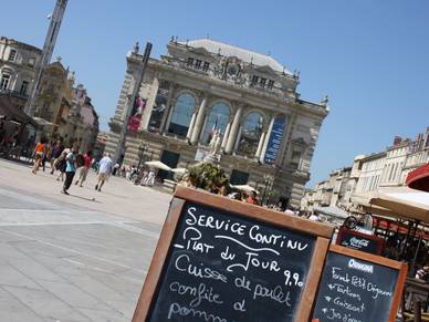Cafés am Place de la Comédie, Französisch Sprachreisen für Erwachsene