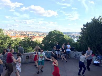 Tanzende Leute im Letnà Park, Tschechisch Sprachreisen für Erwachsene