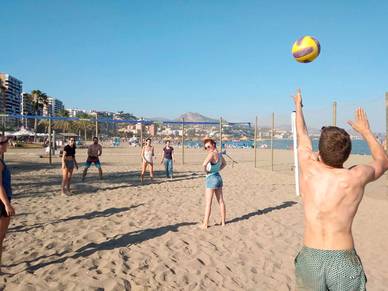 Volleyball am Strand vom Málaga - Sprachreisen an die Cost del Sol