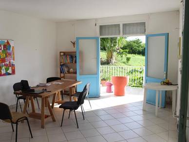 Luftiger Klassenraum an der Französisch Sprachschule in Guadeloupe