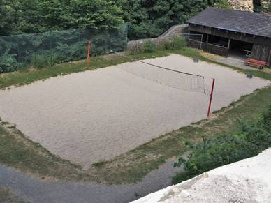 Beachvolleyball-Feld der Englisch Sprachschule in Hohensolms