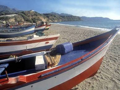 Fischerboote am Strand von Nerja, Spanisch Sprachreisen für Erwachsene