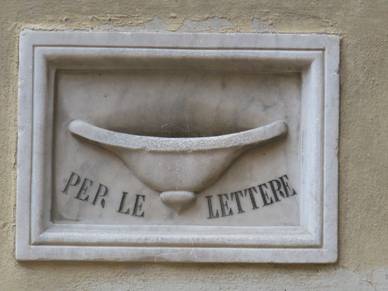Briefkasten in Florenz, Italienisch Sprachreisen für Erwachsene