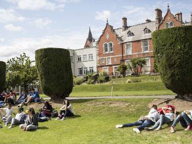 Pause im Garten der Englisch Sprachschule in Dublin