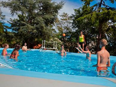 Swimming Pool auf dem Gelände der Französisch Sprachschule Cannes für Schüler