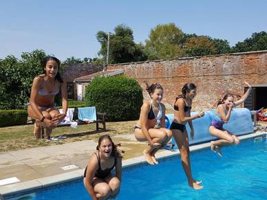 Schwimmen - Freizeitprogramm der Sprachschule Cambridge