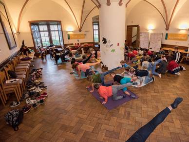 Yoga Übungen ausprobieren, Englisch Sprachschule in Hohensolms