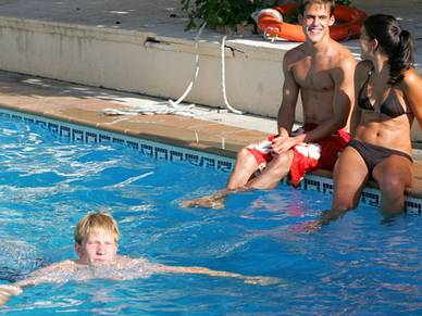 Sprachkursteilnehmer genießen ihre Freizeit am Pool, Spanisch Sprachreisen für Erwachsene Málaga
