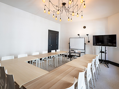 Heller Klassenraum mit U-Tisch-Bestuhlung für Französisch-Sprachkurse an der Sprachschule Biarritz.