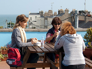 Pause auf der Dachterrasse der Sprachschule, Englisch Sprachreisen Dún Laoghaire für Erwachsene