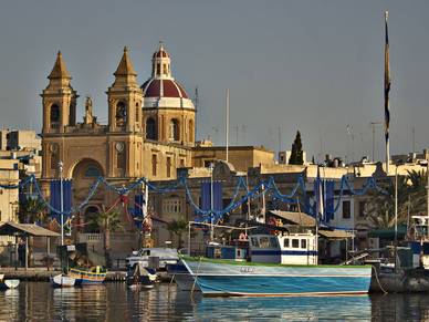 Geschmückter Hafen von St. Julians, Englisch Sprachferien für Teenager Malta