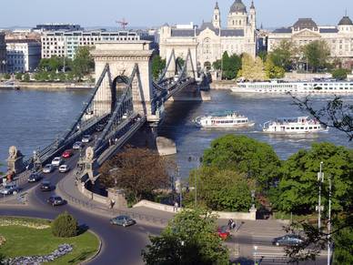 Kettenbrücke in Budapest, Ungarisch Sprachreisen für Erwachsene