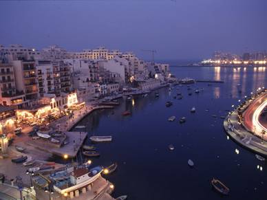 Hafen von St. Julians am Abend, Englisch Sprachferien für Teenager Malta
