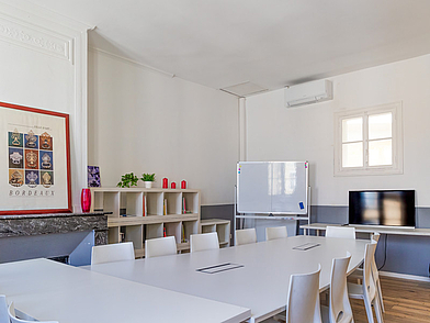 Moderner Kursraum der Sprachschule Les Ateliers FL mit Whiteboard und Bildschirm – ideal für Französisch-Unterricht während einer Sprachreise nach Bordeaux.