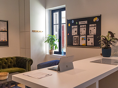 Empfangs- und Aufenthaltsbereich der Sprachschule Les Ateliers FL Biarritz für Teilnehmende einer Französisch-Sprachreise.