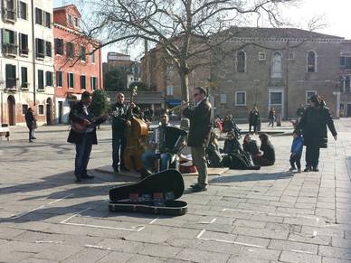Straßenmusik, Italienisch Sprachreisen für Erwachsene
