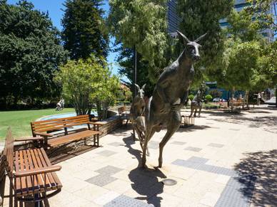 Statuen vor Stirling Gardens - Englisch Sprachreisen nach Perth
