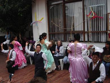 Traditioneller Tanz in Quito, Spanisch Sprachreisen für Erwachsene Ecuador