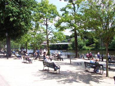 Sommer am Flussufer in Chester, Englisch Sprachreisen für Erwachsene
