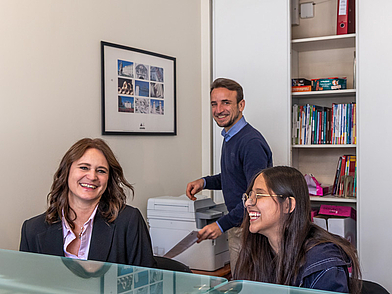 Team der Sprachschule Les Ateliers FL begrüßt Teilnehmende einer Französisch-Sprachreise in Bordeaux.