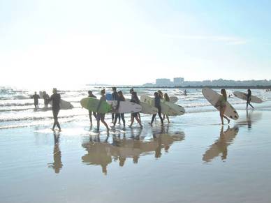 Surfunterricht - Aktivitäten der Schule in Cádiz