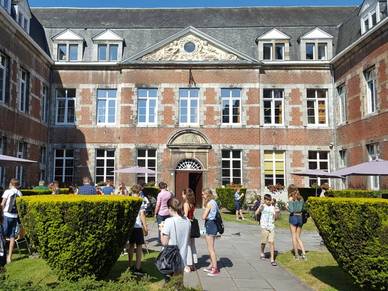Schulgebäude Ferrières, Englisch & Französisch Schüler Sprachschule 