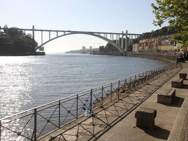 Arrábida Brücke in Porto - Sprachreisen für Erwachsene