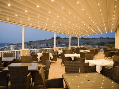 Essensbereich draußen, Hotel Salini, Malta - Englisch Sprachreisen