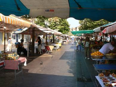 Abendstimmung auf dem Markt, Französisch Sprachreisen für Erwachsene