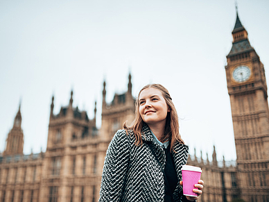 Schülerin vor Big Ben - Englisch lernen bei Schüler Sprachferien in England