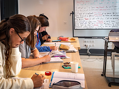 Schülerinnen arbeiten konzentriert im Französisch-Sprachkurs der Sprachschule in Biarritz.“