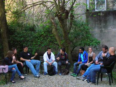 Pause im Schulgarten, Französisch Sprachschule Bordeaux