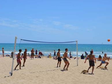 Beachvolleyball am Strand von Alicante, Spanisch Sprachreisen für Erwachsene Spanien