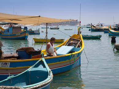 Traditionelle Fischerboote in St. Julians, Englisch Sprachreisen für Erwachsene