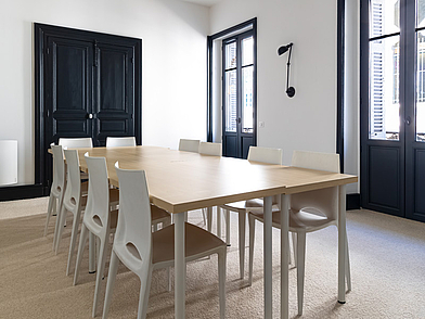 Kleiner Unterrichtsraum für Französisch-Sprachkurse während einer Sprachreise in Biarritz.