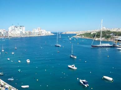 Ausblick über den Hafen von St. Julians, Englisch Sprachferien für Teenager Malta