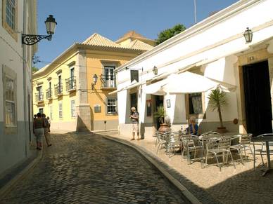Café in Faro, Portugiesisch Sprachreisen für Erwachsene Portugal