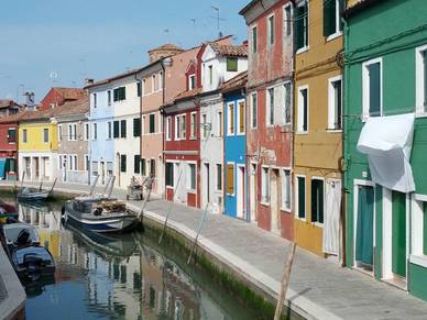 Bunte Häuser in Venedig, Italienisch Sprachreisen für Erwachsene