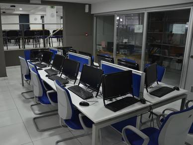 Computerraum der Englisch Sprachschule St. Julians
