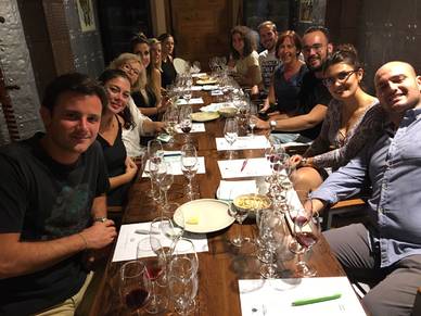 Teilnehmer bei der Weinprobe - Sprachreisen nach Málaga