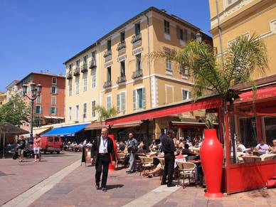 Straßencafés in Nizza, Französisch Sprachreisen für Erwachsene