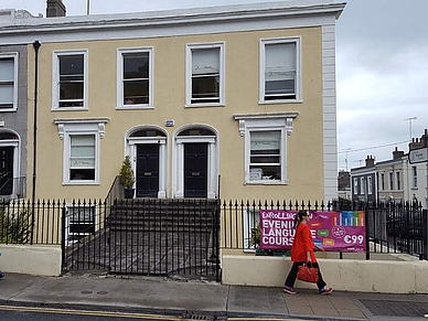 Außenansicht der Englisch Sprachschule in Dún Laoghaire