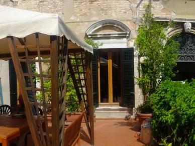 Terrasse und Eingangsbereich der Italienisch Sprachschule in Venedig