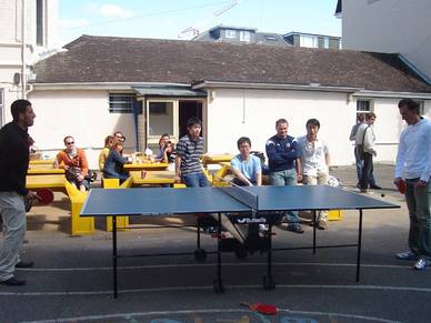 Tischtennis im Hof der Englisch Sprachschule Bournemouth Strand