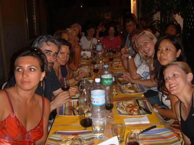 Sprachkursteilnehmer beim gemeinsamen Abendessen, Italienisch Sprachreisen für Erwachsene