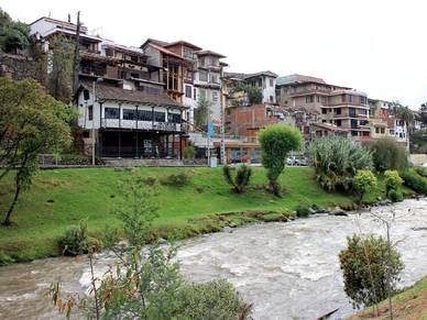 Rio Tomebamba durch Cuenca, Spanisch Sprachreisen für Erwachsene