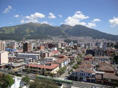 Blick auf Quito und die Berge, Spanisch Sprachreisen für Erwachsene Ecuador